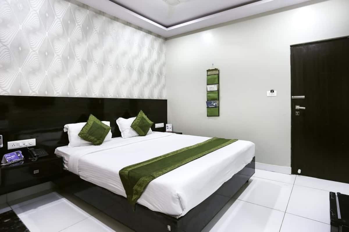 Deluxe Room, 1 Queen Bed | In-room safe, desk, iron/ironing board, free WiFi