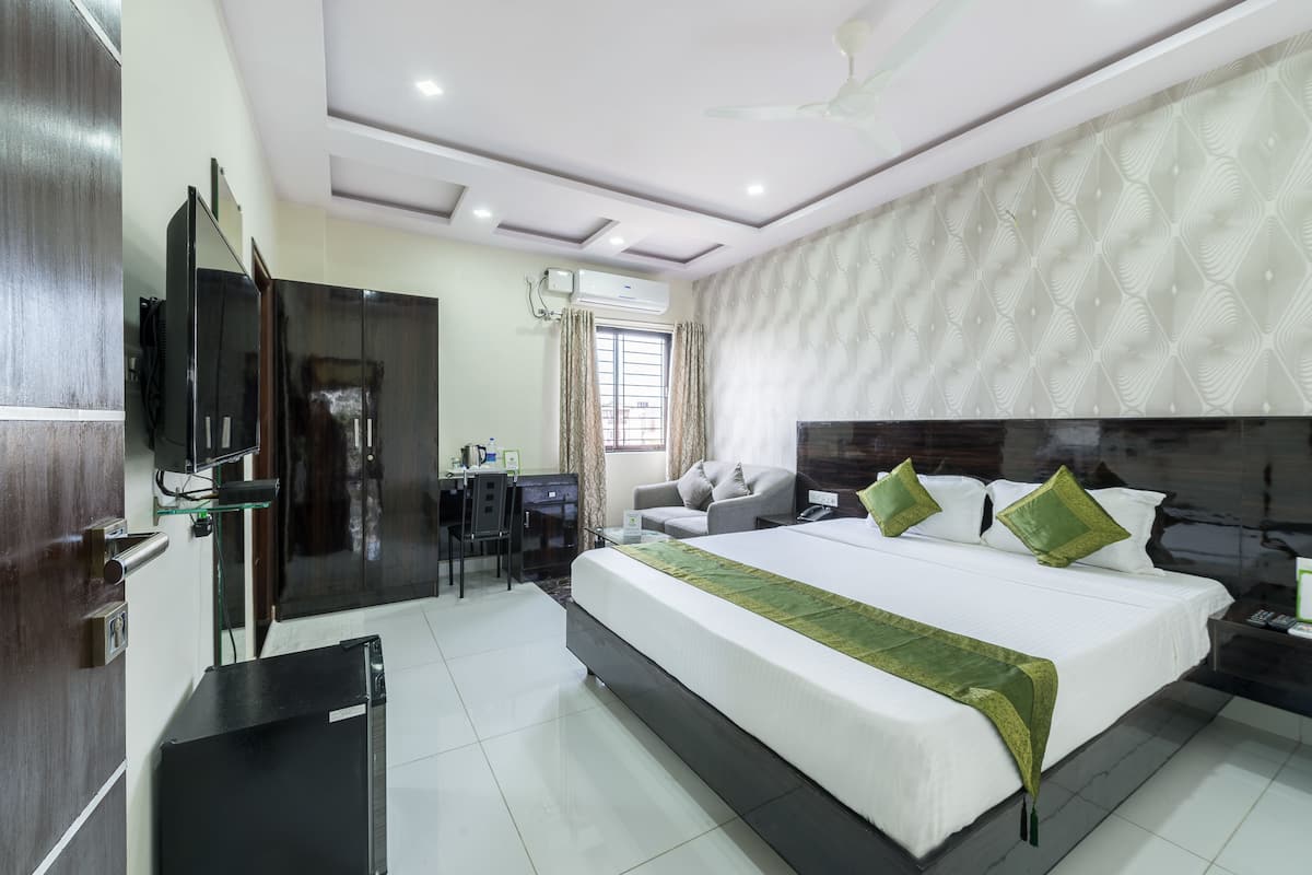 Standard Room | In-room safe, desk, iron/ironing board, free WiFi