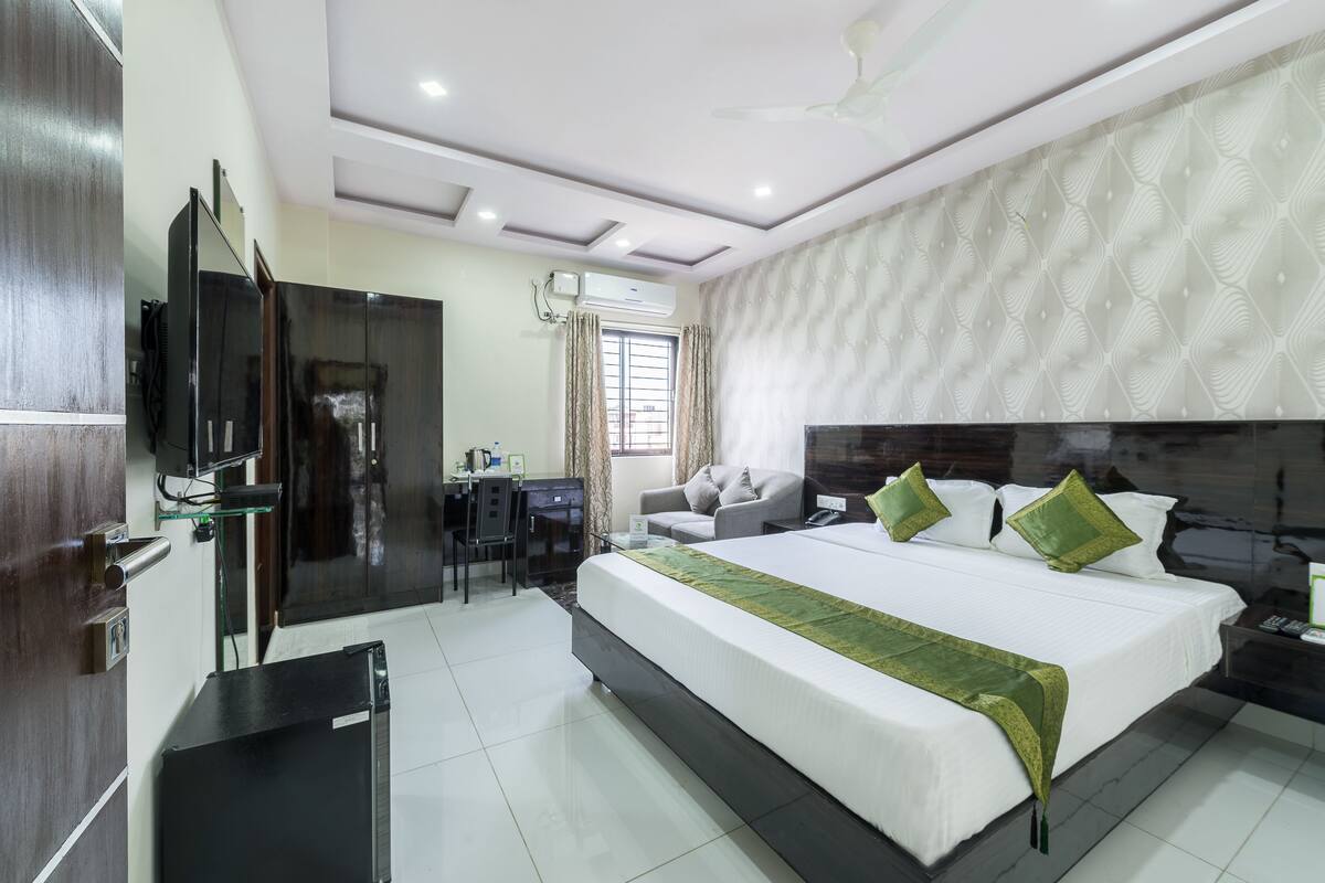 Standard Room | In-room safe, desk, iron/ironing board, free WiFi