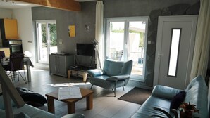 Apartament Deluxe, 1 dormitori, terrassa, vistes al jardí | Sala d'estar