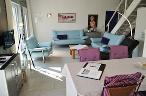 Deluxe-Apartment, 1 Schlafzimmer, Terrasse, Gartenblick | Wohnbereich | Flachbildfernseher, DVD-Player, Fußbodenheizung