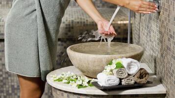 Een sauna, een stoombad, een Turks bad/hammam, lichaamsbehandelingen