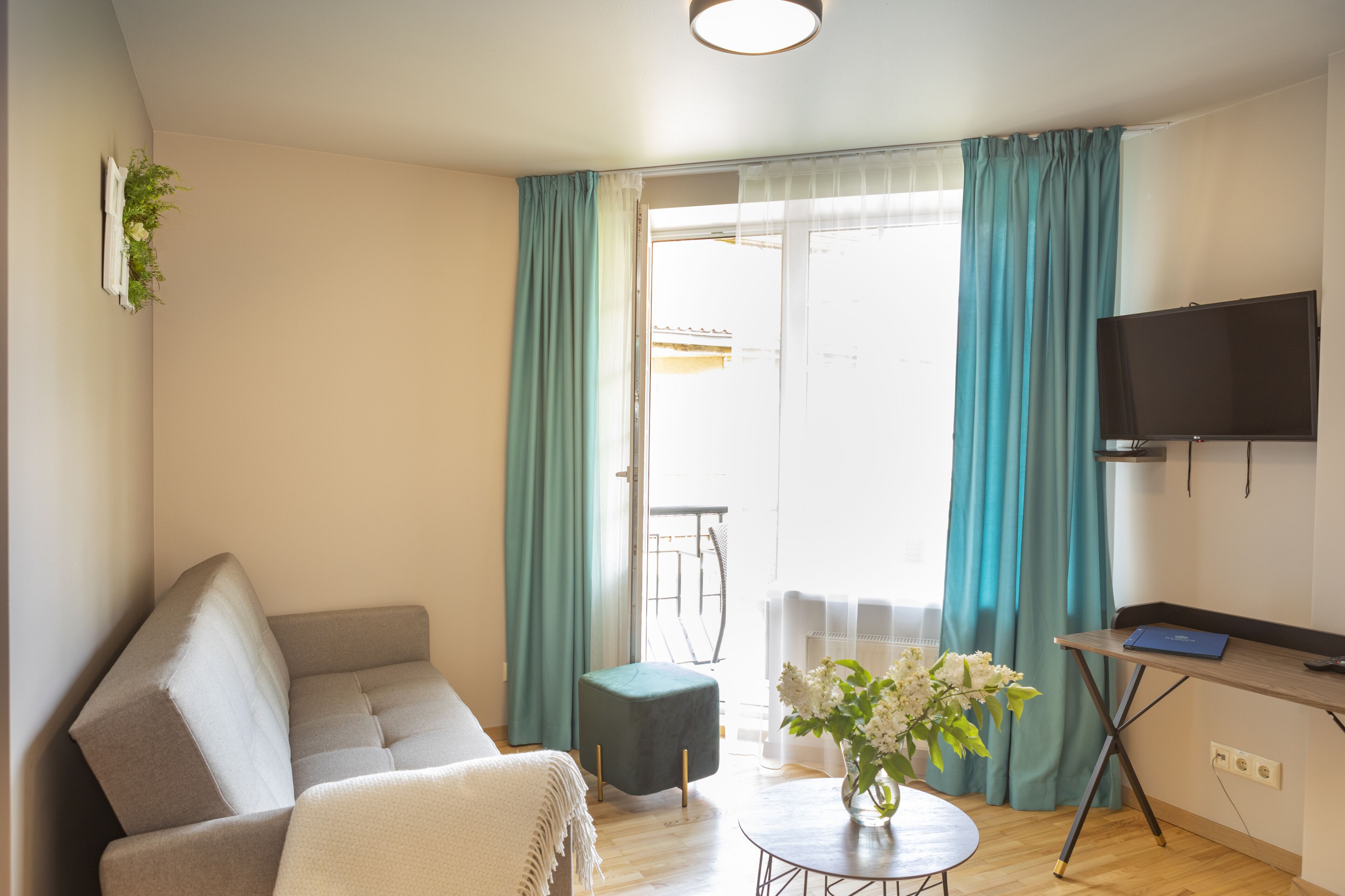 Apartamento família | Área de estar | TV de tela plana 124 cm com canais a cabo, TV