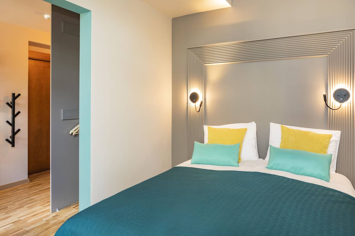 Comfort appartement | 1 slaapkamer, een kluis op de kamer, een bureau, geluiddichte muren