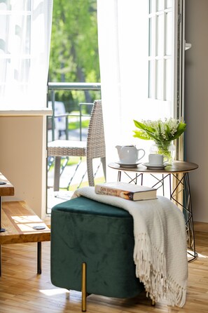 标准公寓 | 起居区 | 124-厘米纯平电视 （配备有线频道）、电视