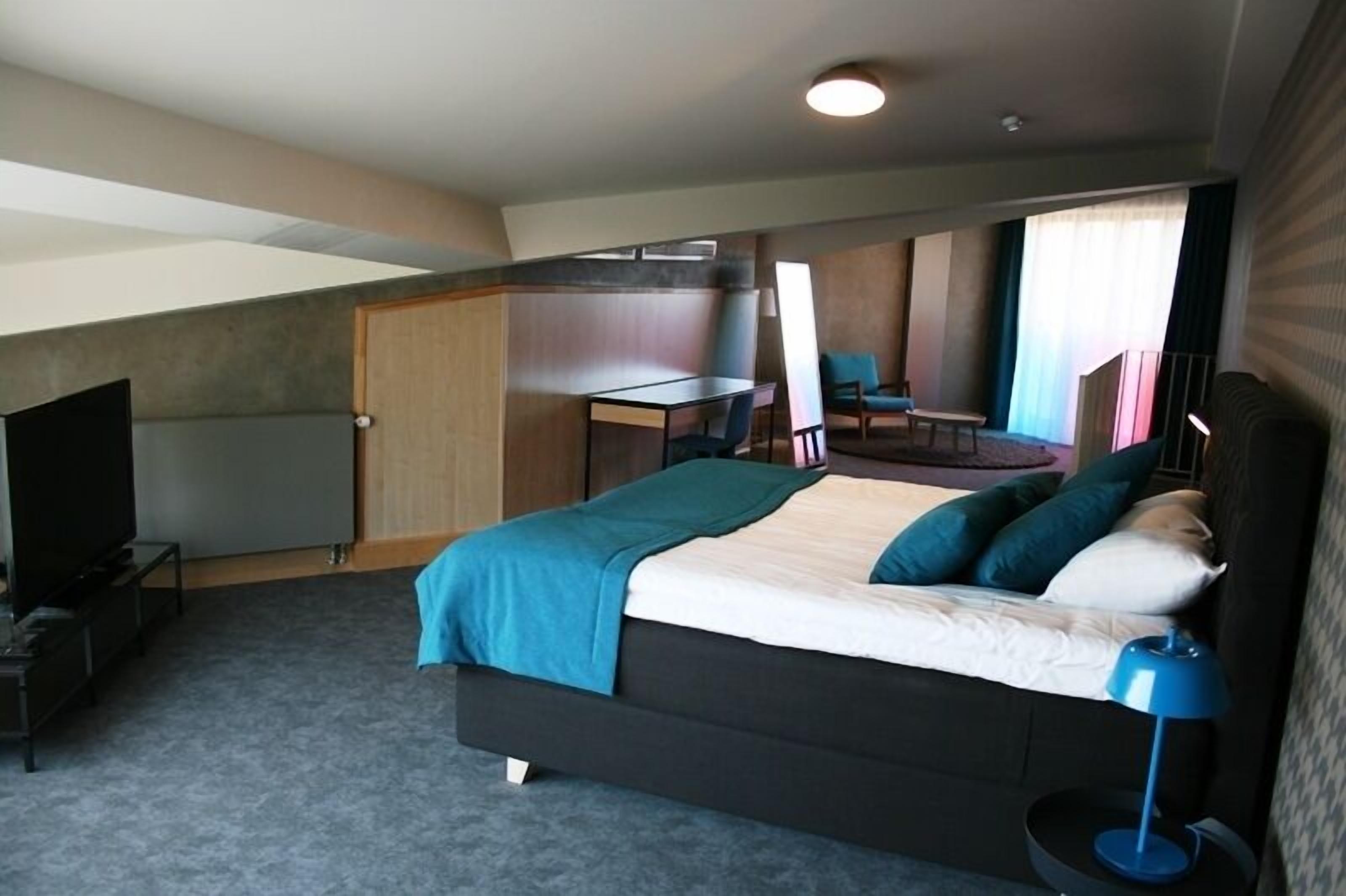 luxury suite | 1 bedroom, in-room safe, desk, soundproofing