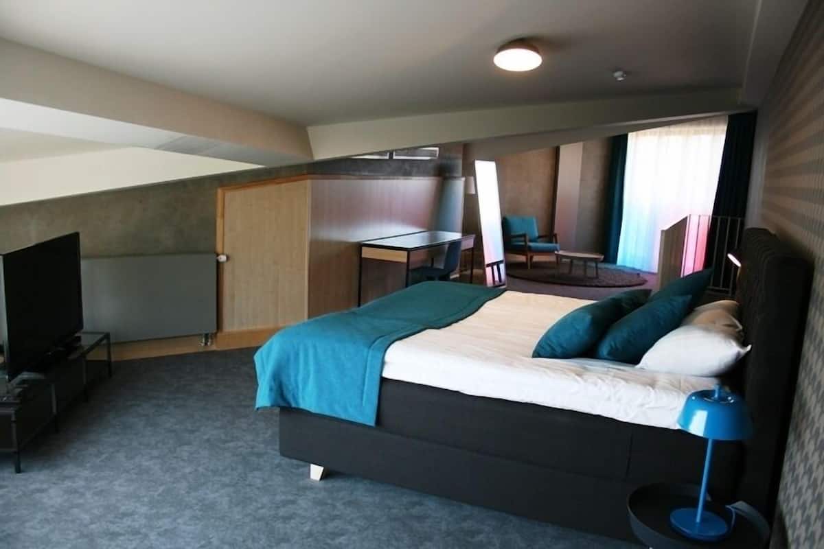 luxury suite | 1 bedroom, in-room safe, desk, soundproofing