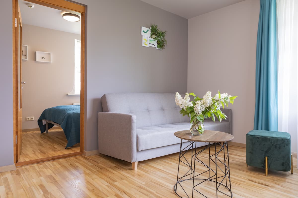 Familie appartement | 1 slaapkamer, een kluis op de kamer, een bureau, geluiddichte muren