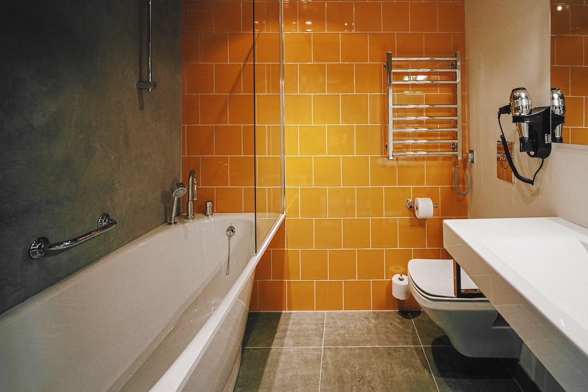 Gratis toiletartikelen, een haardroger, badjassen, pantoffels