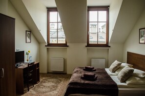 Chambre Familiale (Private External Bathroom) | Literie de qualité supérieure, fer et planche à repasser, Wi-Fi gratuit