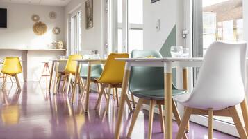 每日供應吃到飽早餐 (每人 EUR14)