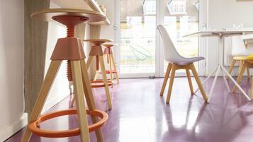 每日供應吃到飽早餐 (每人 EUR14)