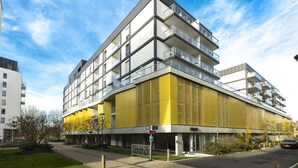 A modern multi-story building with balconies, a flat roof, and a yellow facade. - Odalys City Campus Apartment Hotel - Metz Centre (Metz)