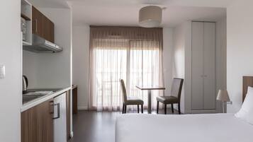 Studio Standard (2 People) | Bureau, espace de travail pour ordinateur portable