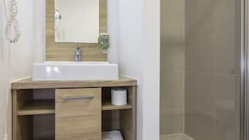 Estudio estándar (2 People) | Baño | Regadera, amenidades de baño gratuitas, secadora de cabello, toallas