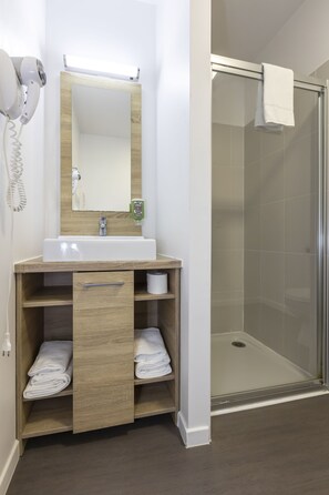 Standard Studio (2 People) | Bathroom | Shower, free toiletries, hair dryer, towels - Odalys City Campus Apartment Hotel - Metz Centre (Metz)
