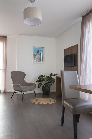 Escritorio y espacio para trabajar con laptop 