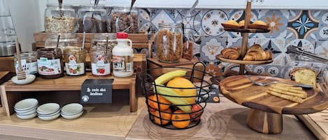 Tägliches Frühstücksbuffet (14 EUR pro Person)