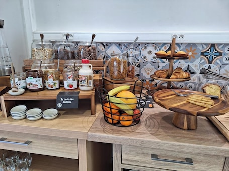 Desayuno buffet diario (EUR 14 por persona)