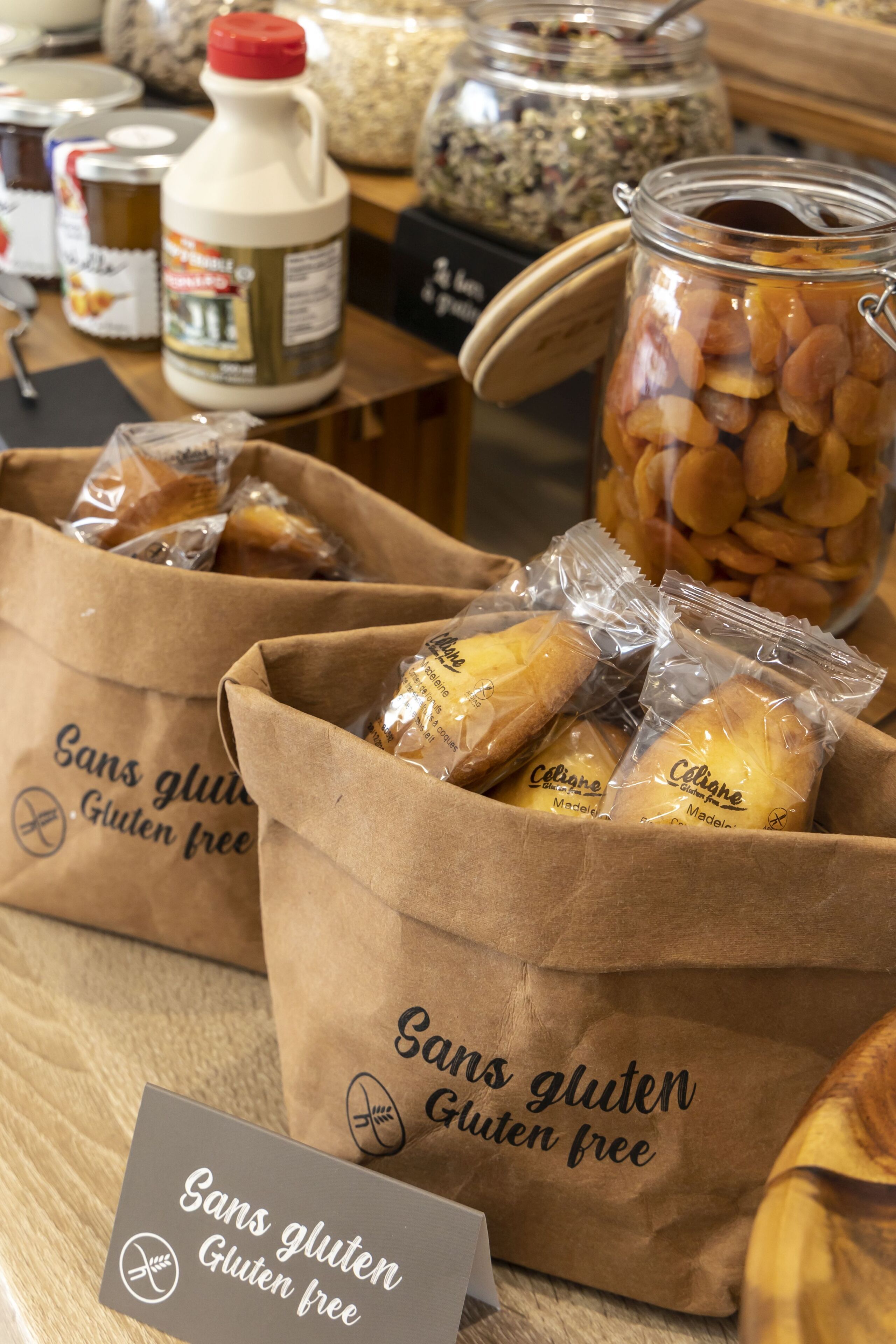 A table with gluten-free products, including jars and bags labeled "Sans gluten."