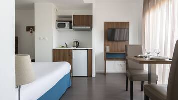 Estudio estándar (2 People) | Escritorio y espacio para trabajar con un portátil