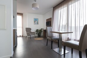 Standard-Studio (2 People) | Schreibtisch, laptopgeeigneter Arbeitsplatz, schallisolierte Zimmer