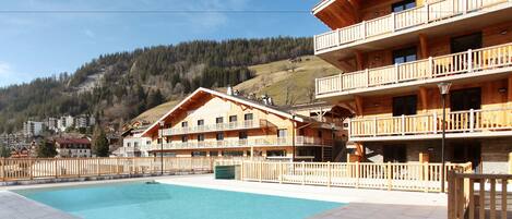 حمّام سباحة خارجي موسمي