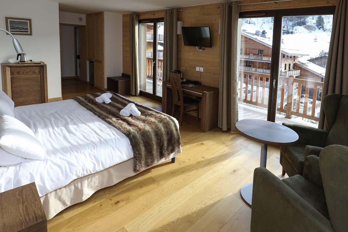 in-room safe, desk, soundproofing, free cots/infant beds