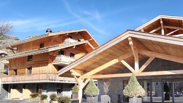 Un bâtiment en bois doté de plusieurs balcons et d’un espace d’entrée abrité.