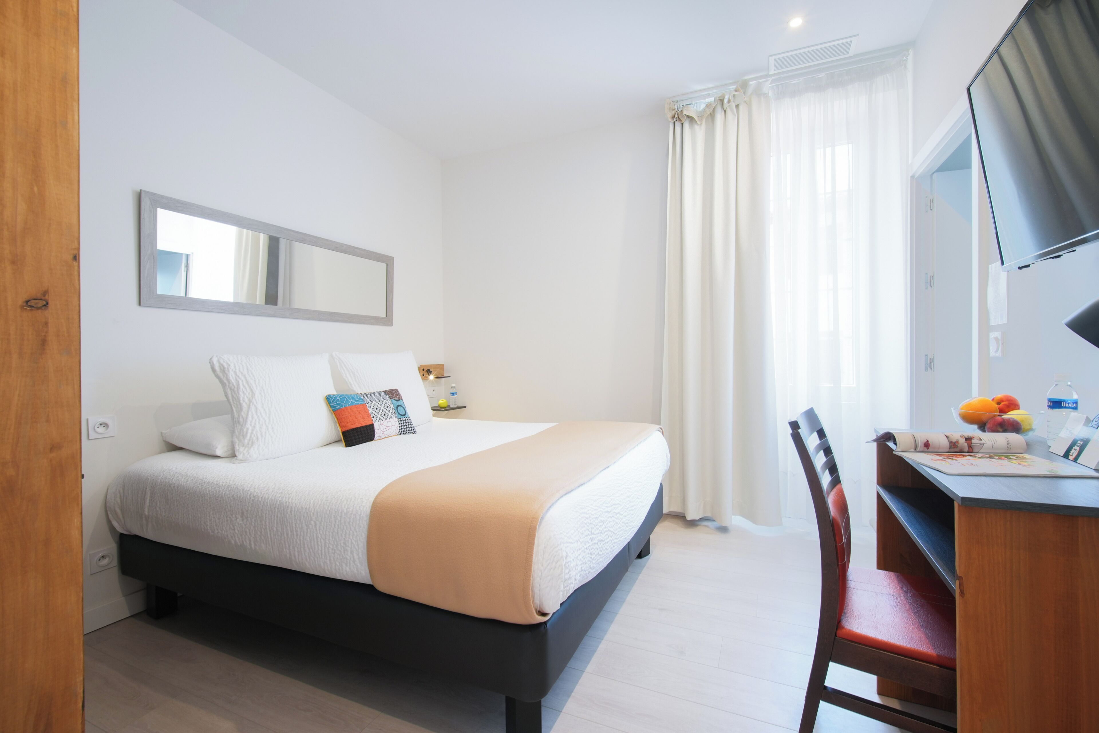 Kamar Quadruple Superior | Seprai premium, brankas, meja kerja, dan tirai kedap cahaya