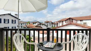 Standard-Vierbettzimmer | Terrasse/Patio