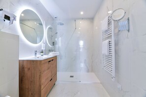 Deluxe Double Room | Bathroom | Shower, eco-friendly toiletries, hair dryer, towels - Hôtel Bergeret Sport (Hendaye)