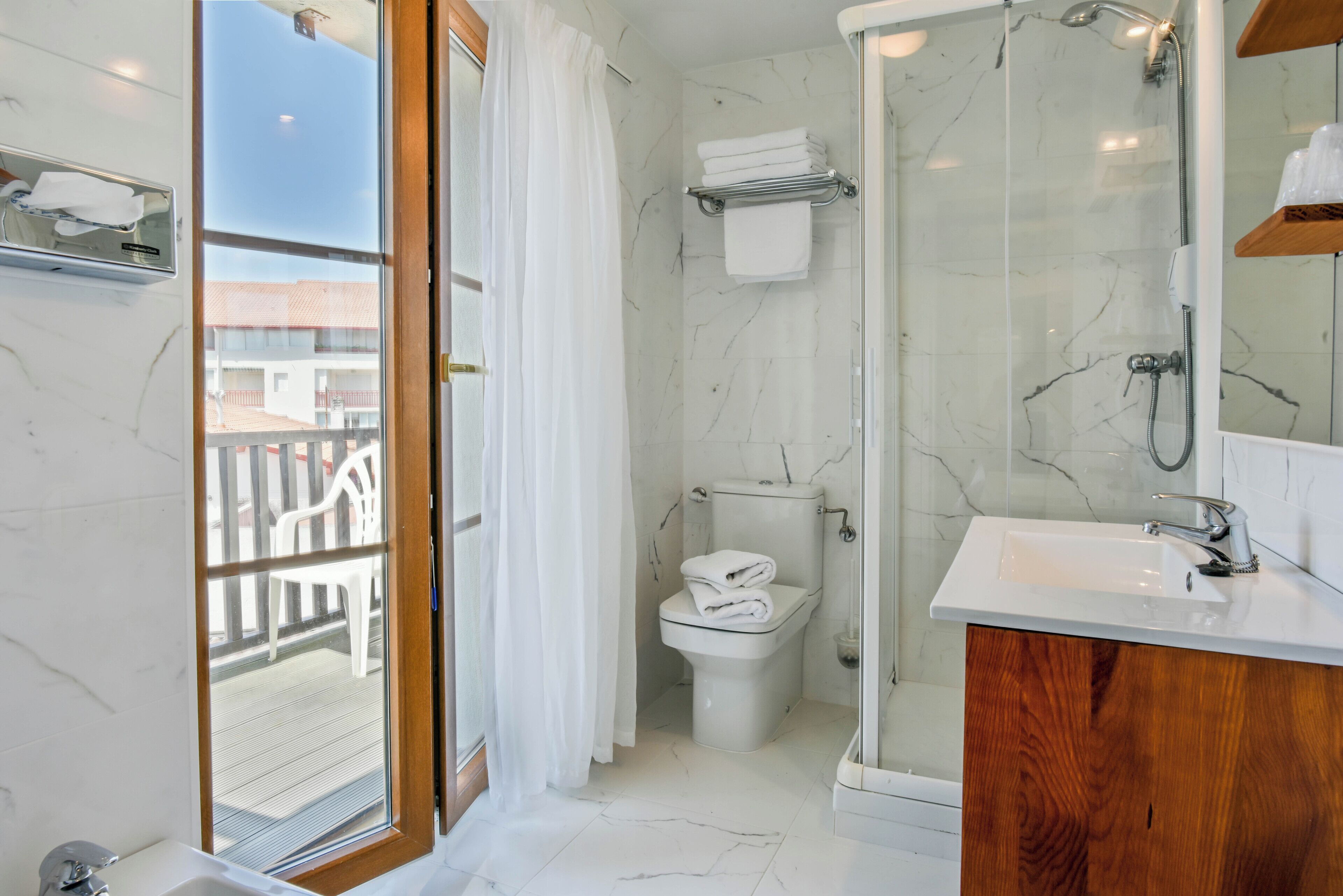 standard quadruple room | bathroom | shower, eco-friendly toiletries, hair dryer, towels