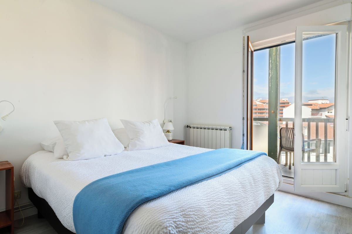 Premium bedding, in-room safe, desk, blackout curtains