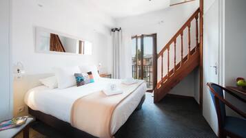Standard-Vierbettzimmer | Hochwertige Bettwaren, Zimmersafe, Schreibtisch, Verdunkelungsvorhänge