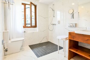 Shower, eco-friendly toiletries, hair dryer, towels - Hôtel Bergeret Sport (Hendaye)
