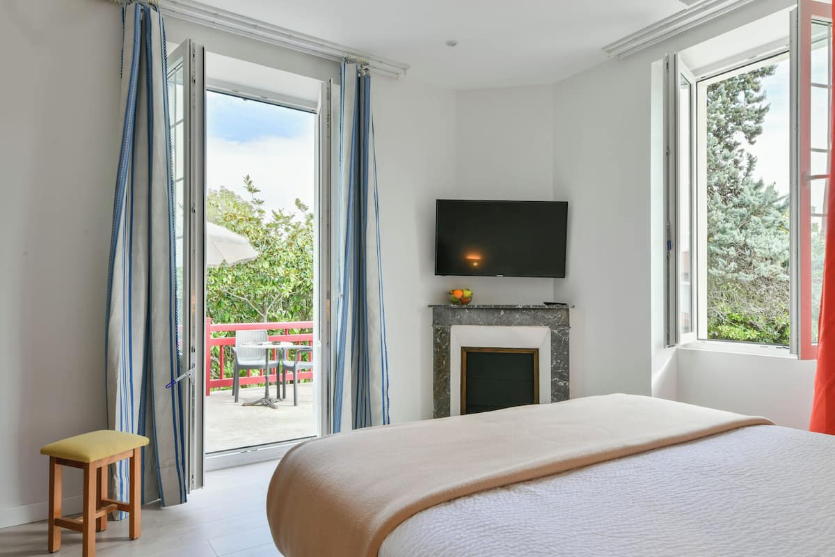 deluxe double room | 1 bedroom, premium bedding, in-room safe, desk