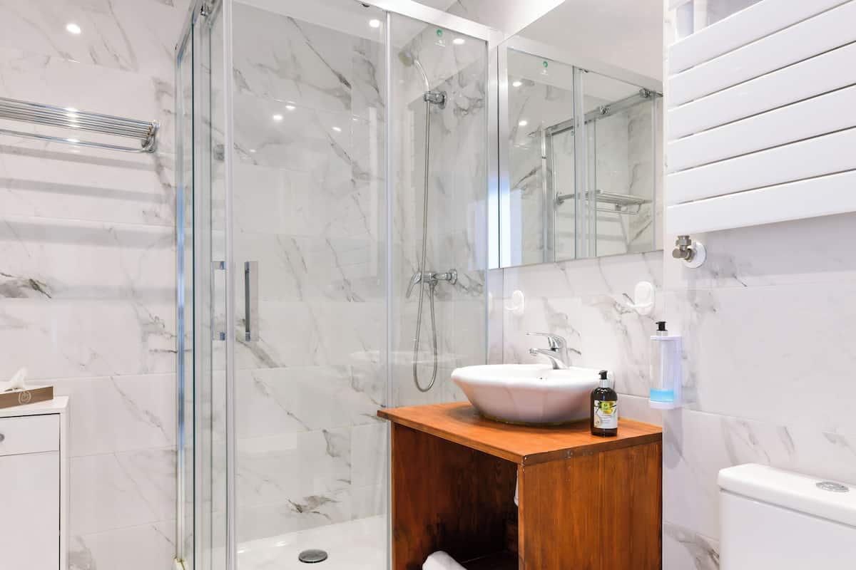 Appartement 1 Chambre avec Balcon | Salle de bain | Douche, articles de toilette écologiques, sÚche-cheveux