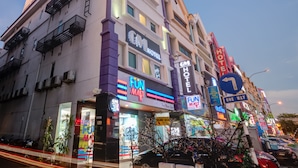 A multi-story building with a Fun Mart store on the ground floor, a hotel on the second floor, and a GM Hotel sign on the third floor. - GM Hotel Sunway Metro (Petaling Jaya)