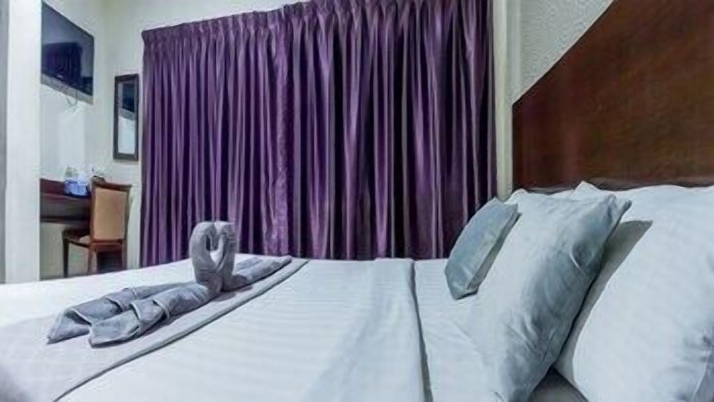 Schreibtisch, schallisolierte Zimmer, Bügeleisen/Bügelbrett