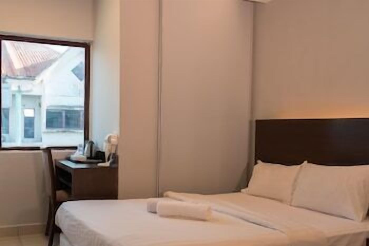 Schreibtisch, schallisolierte Zimmer, Bügeleisen/Bügelbrett