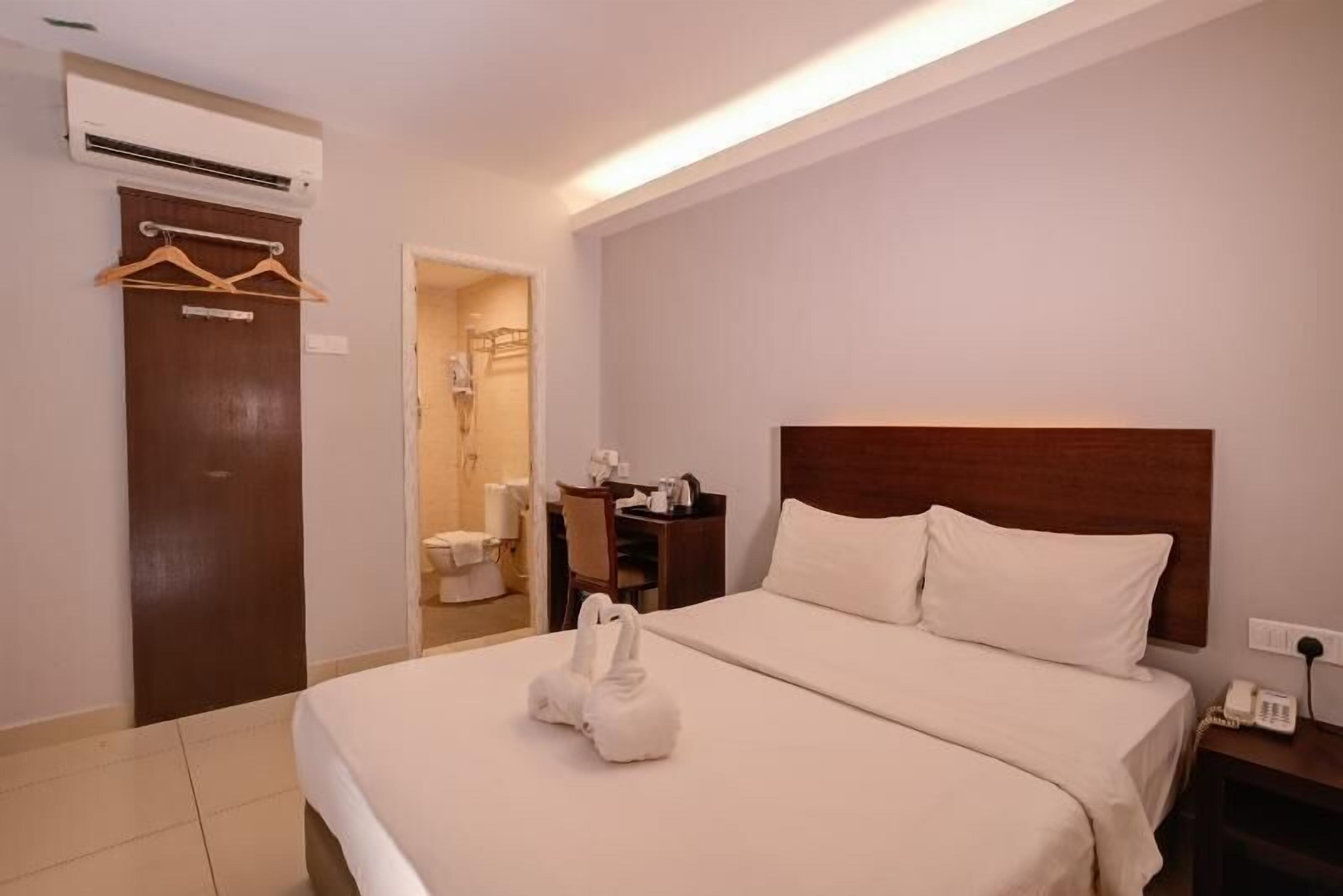 Schreibtisch, schallisolierte Zimmer, Bügeleisen/Bügelbrett