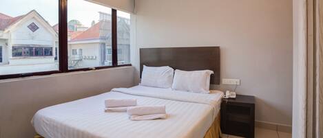 Escritorio, sistema de insonorización y tabla de planchar con plancha