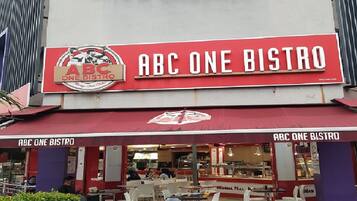 Un hotel con restaurante llamado ABC One Bistro en la planta baja.