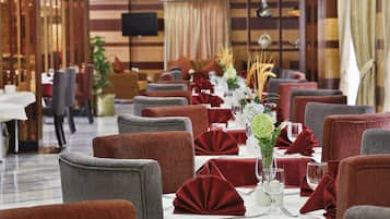供應早餐、午餐、晚餐;多國菜