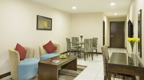 0B | In-room safe, desk, blackout curtains, iron/ironing board - Gateway Hotel (Dubai)