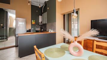 Ático superior, 2 habitaciones (Wypoczynkowa 4) | Cocina privada | Frigorífico grande, placa de cocina y cafetera o tetera