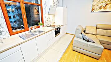 Apartamento Confort, 2 habitaciones, balcón (Wypoczynkowa 10A Street) | Cocina básica privada | Frigorífico grande, placa de cocina y cafetera o tetera