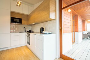 Departamento superior (Wypoczynkowa 34A) | Cocineta privada | Refrigerador con congelador, parrilla de estufa y cafetera y tetera