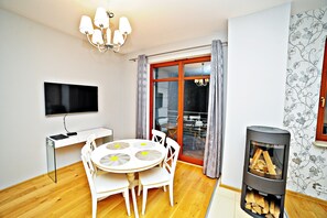 Comfort Apartment, 2 Bedrooms, Balcony (Wypoczynkowa 10A Street) | Dining room - Grand Apartments - Neptun Park (Gdansk)